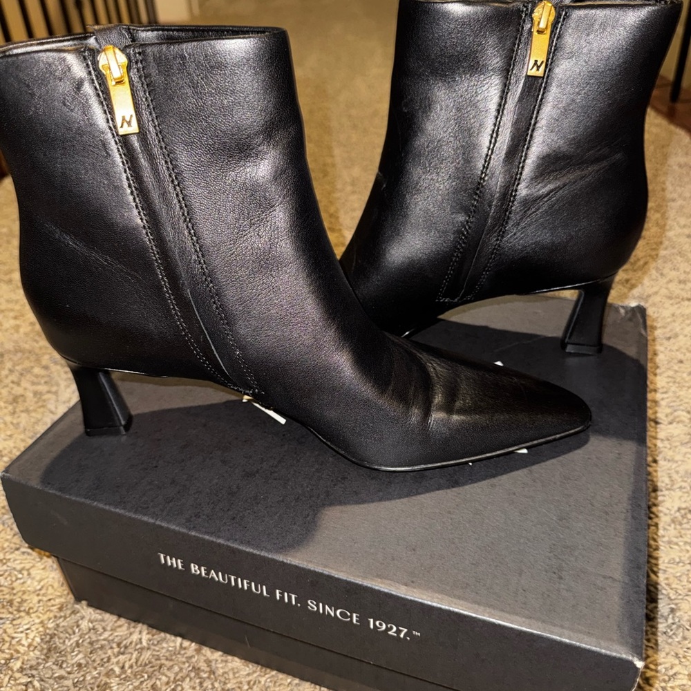 Naturalizer Deesha Black Bootie - Picture 2 of 6